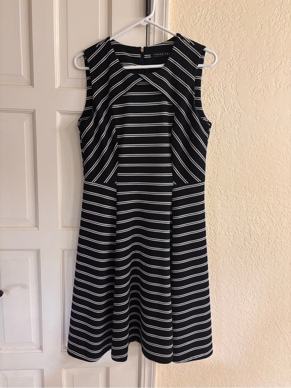 Ivanka Trump Black Sleeveless Dress size L
